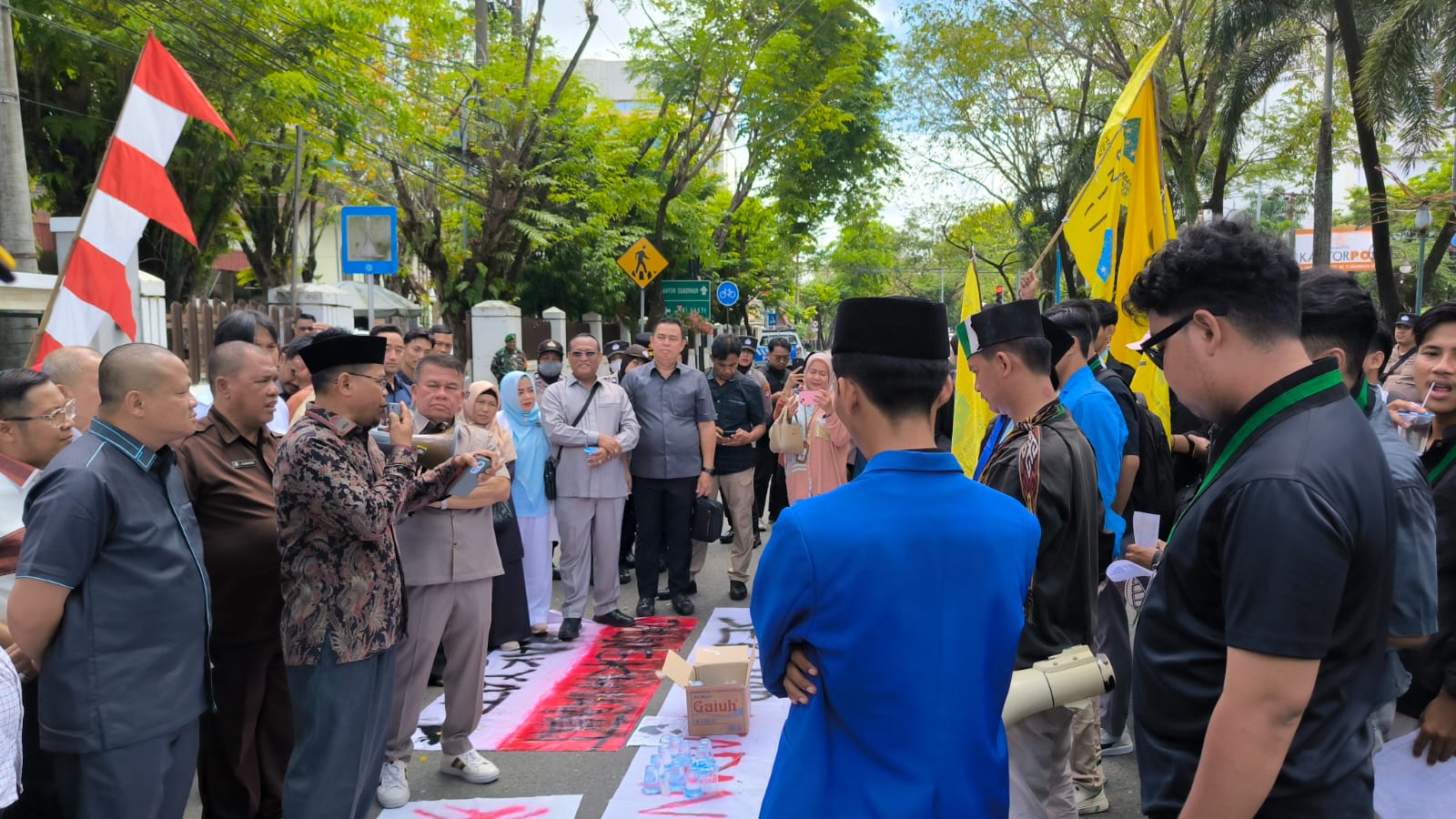 PMII DAN HMI KOTA BANJARMASIN KOMPAK GERUDUK KANTOR DPRD BANJARMASIN