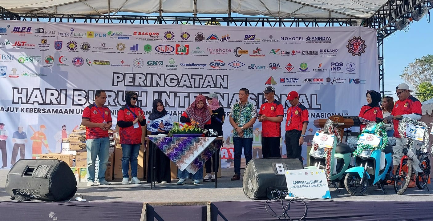 Kota Banjarbaru Potong Tumpeng Rayakan Peringatan May Day 2025