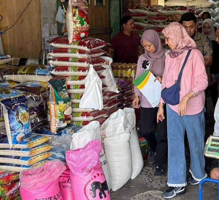 Satgas Kalsel Bongkar Penjualan Beras di Atas HET, Distributor Terancam Sanksi Satgas Kalsel Bongkar Penjualan Beras di Atas HET, Distributor Terancam Sanksi