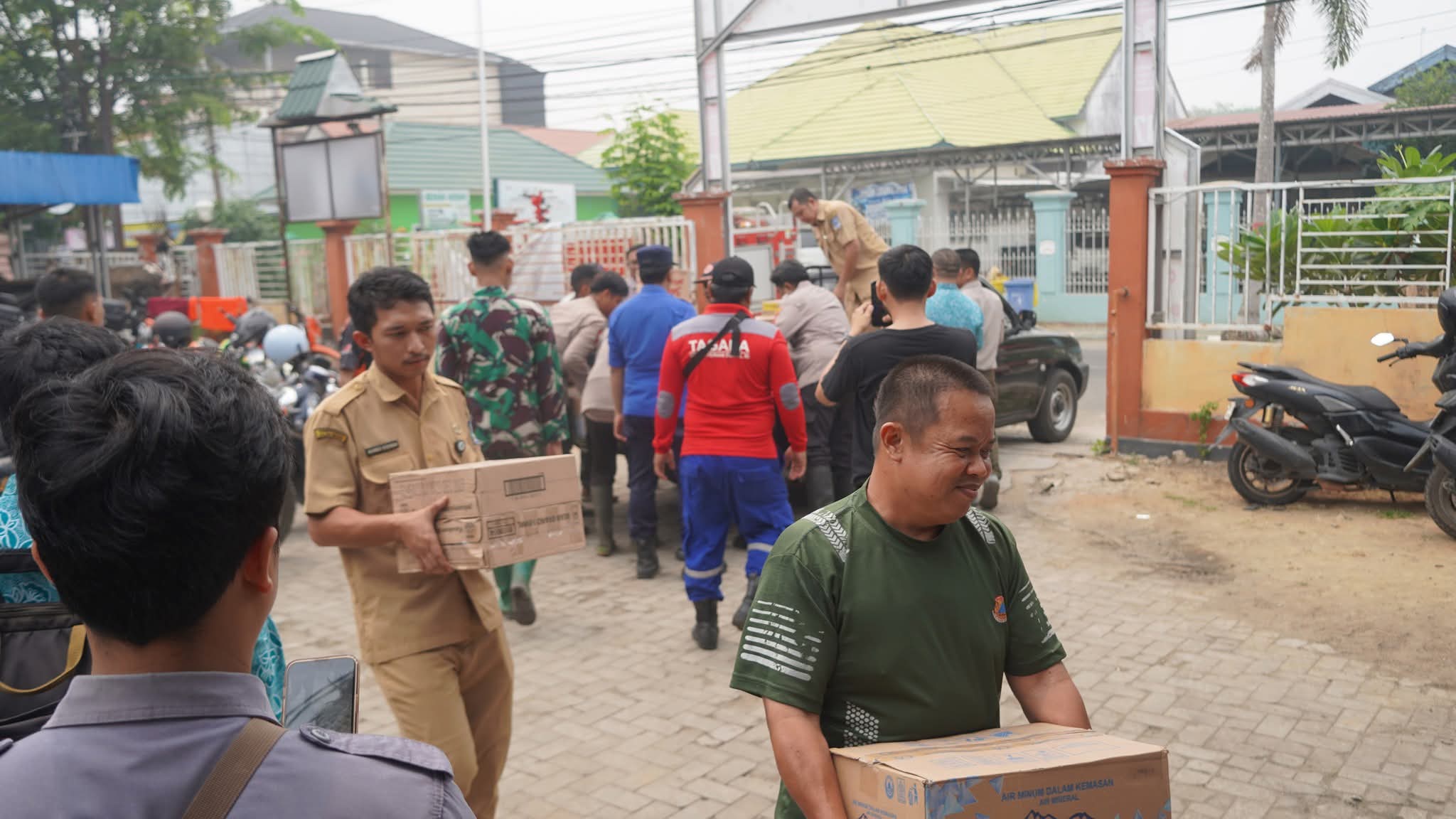 Ketua TP PKK HSS Salurkan Bantuan untuk Relawan Karhutla Melalui Pos Induk di BPBD HSS Ketua TP PKK HSS Salurkan Bantuan untuk Relawan Karhutla Melalui Pos Induk di BPBD HSS