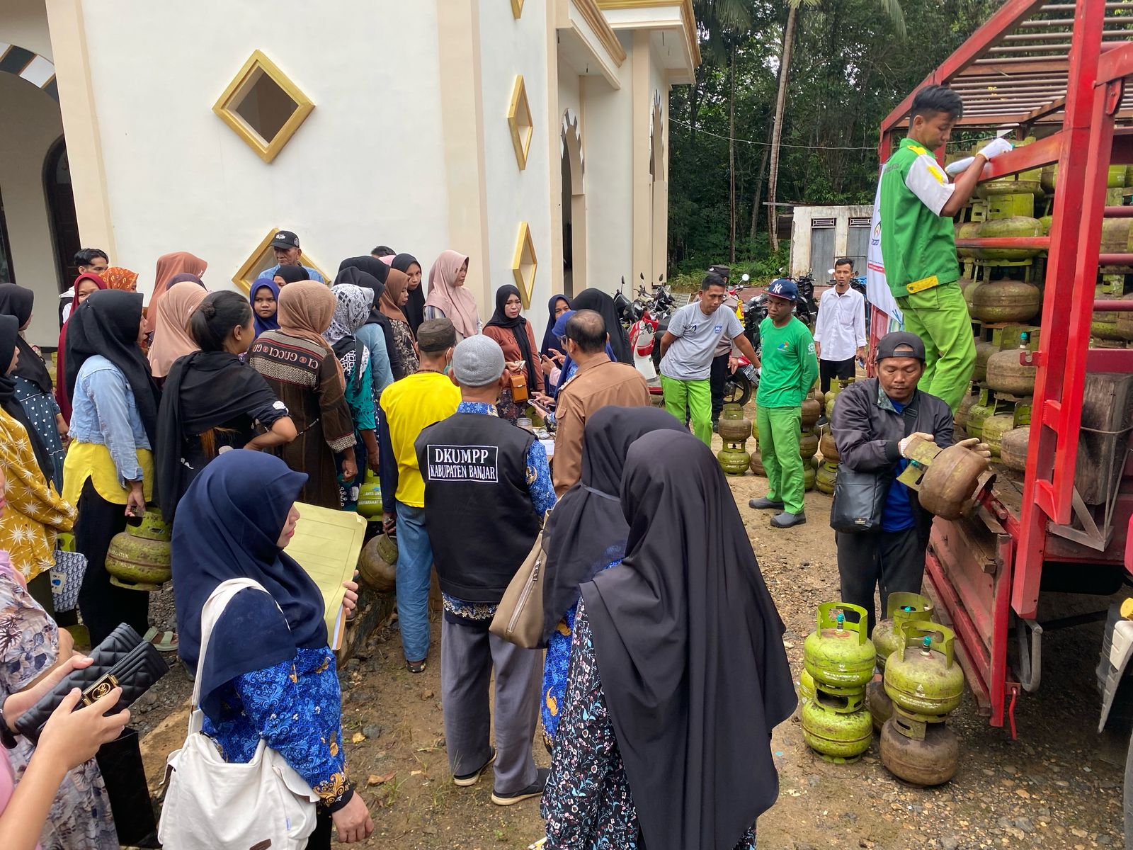 MASYARAKAT SERBU PASAR MURAH SEMBAKO HINGGA GAS LPG 3KG DI BANJAR