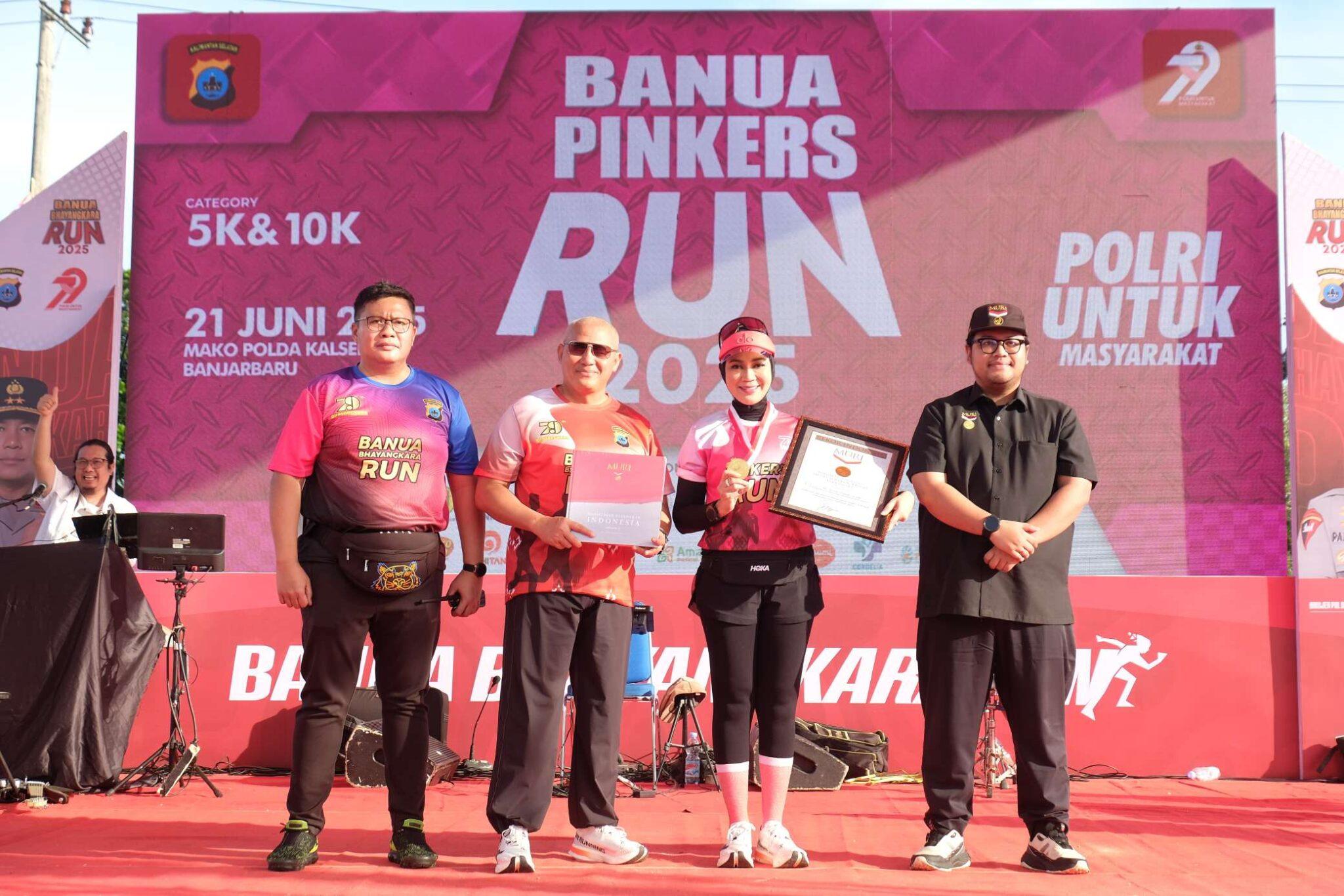 Bhayangkari Kalsel terima rekor MURI saat Banua Pinkers Run 2025