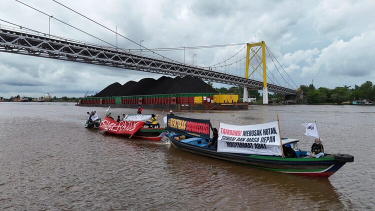 WALHI Kalsel-Kalteng Gelar Aksi di Jembatan Barito: Tuntut Penghentian Deforestasi Tambang Batubara