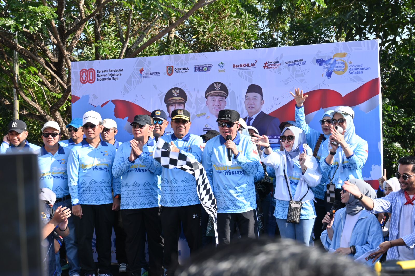 Jalan Sehat dan Launching “IKD Merangkul Semua” Meriahkan Hari Jadi ke-75 Provinsi Kalsel