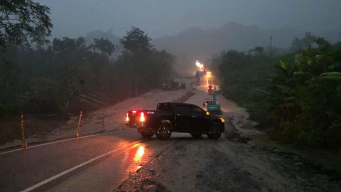 Banjir Mendadak Genangi Jalan Bypass Banjarbaru–Batulicin