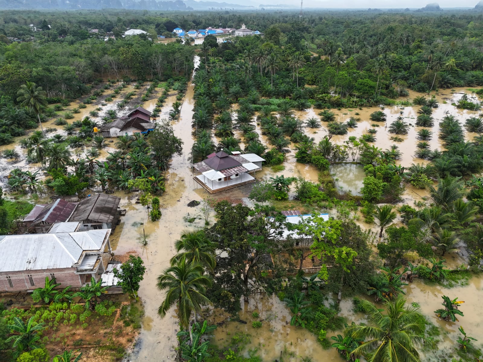 Air Mulai Surut, Puskesmas dan Warga Dukuh Rejo Bergerak Cepat Pulihkan Kondisi Pasca Banjir Air Mulai Surut, Puskesmas dan Warga Dukuh Rejo Bergerak Cepat Pulihkan Kondisi Pasca Banjir