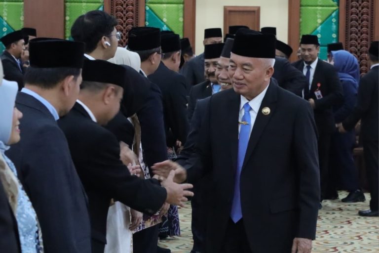 Gubernur Kalsel Lantik 11 Pejabat Baru, Tegaskan Pentingnya Profesionalisme dan Evaluasi Kinerja