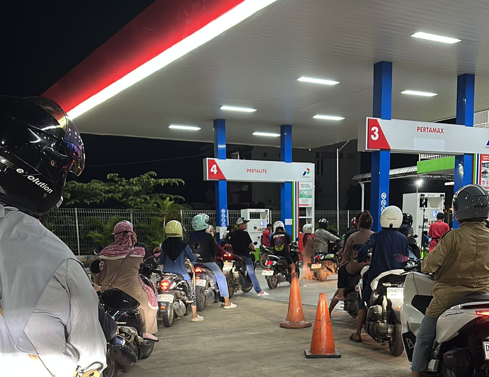 Kalsel Siaga Kelangkaan Pertamax, Antrean Panjang di SPBU hingga Harga Meroket