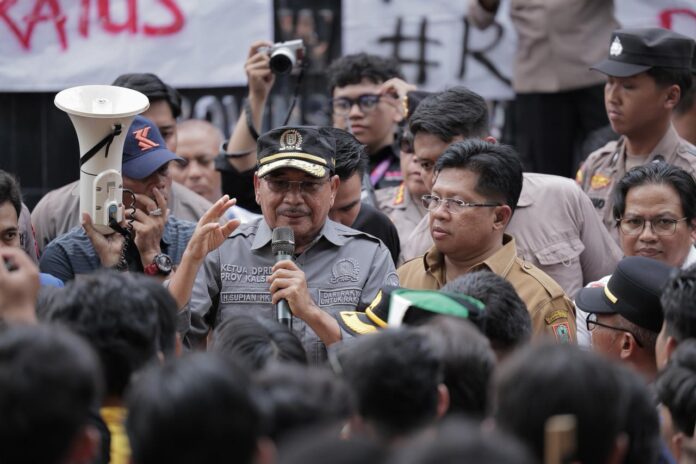 Berbaur dengan Aksi Massa BEM se-Kalsel, Supian HK Tegaskan DPRD Tak Tutup Telinga