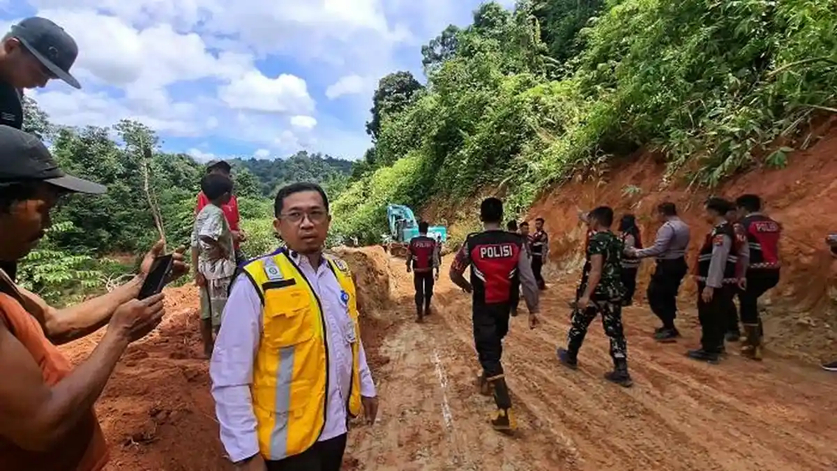 Turun Tangani Longsor di Jalur Batulicin-Banjarbaru, PUPR Kalsel Siagakan Alat Berat dan Personel Turun Tangani Longsor di Jalur Batulicin-Banjarbaru, PUPR Kalsel Siagakan Alat Berat dan Personel